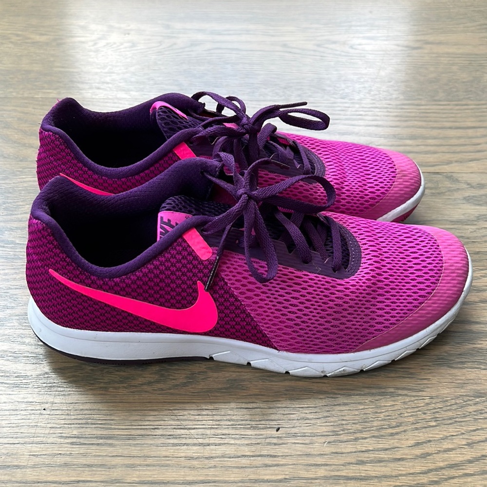 Women Nike shoes, Size 9